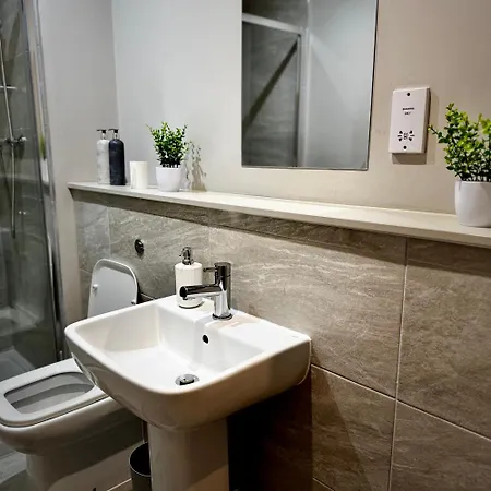 Centenary House Luxury Designer In Centre * Leeds (West Yorkshire)